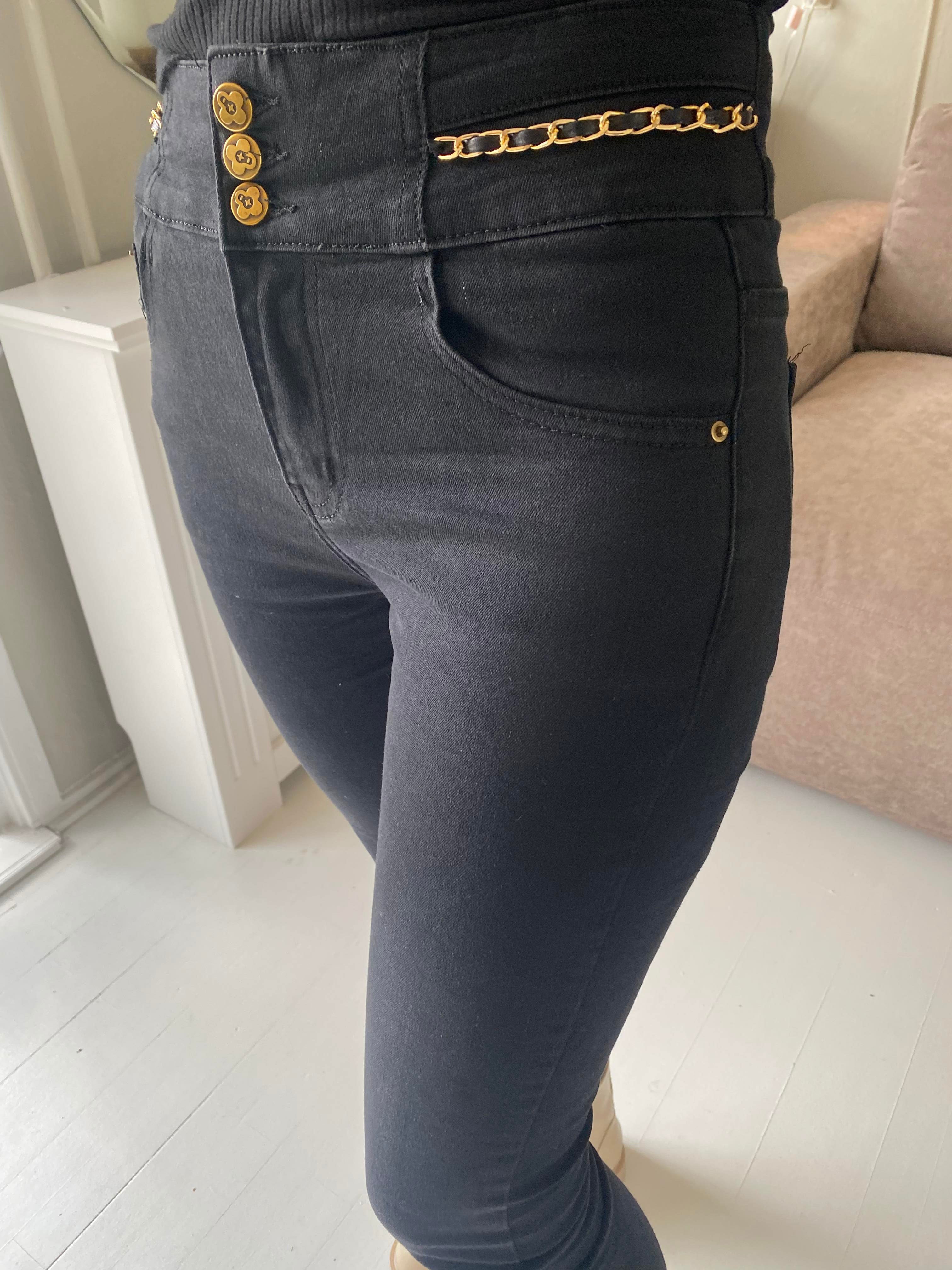 Tonya - Sorte bukser med guldkæde og knapper